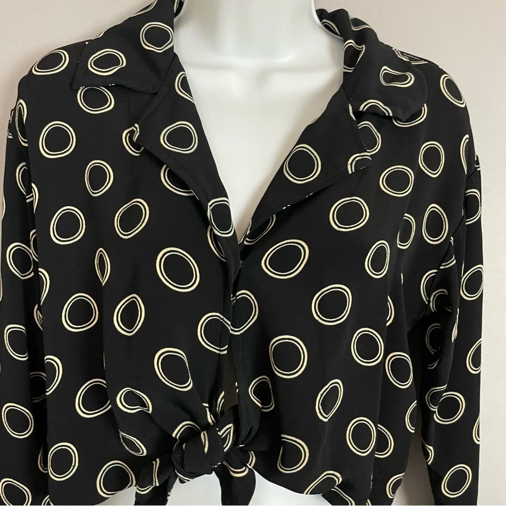 Betsey Johnson Cropped Blouse Black Circle Pattern Tie Front Rayon Size Medium - Picture 12 of 16